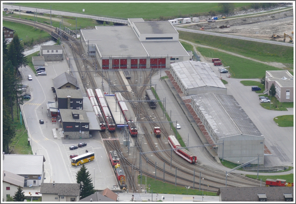 Bahnhof Andermatt mit drei Pendelzgen der MGB, aufgenommen aus einem bergwrtsfahrenden Zug Richtung Oberalppass. (27.05.2010)