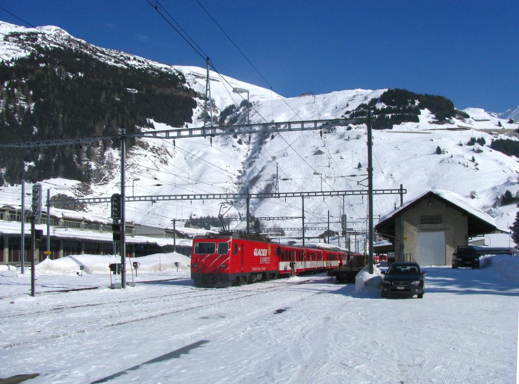 Bahnhof Andermatt: Soeben ist ein Regionalzug aus Disentis auf mit HGe 4/4 II 106 auf Gleis 2 eingefahren. Nach einigen Rangierbewegungen, unter anderem der Verschiebung der Zusatzwagen vom jetztigen zum spteren Zugsende, wird der Zug ab dem mit Skischranken ausgersteten Gleis 1 zurck Richtung Oberalp-Disentis fahren.(14.Februar 2010)