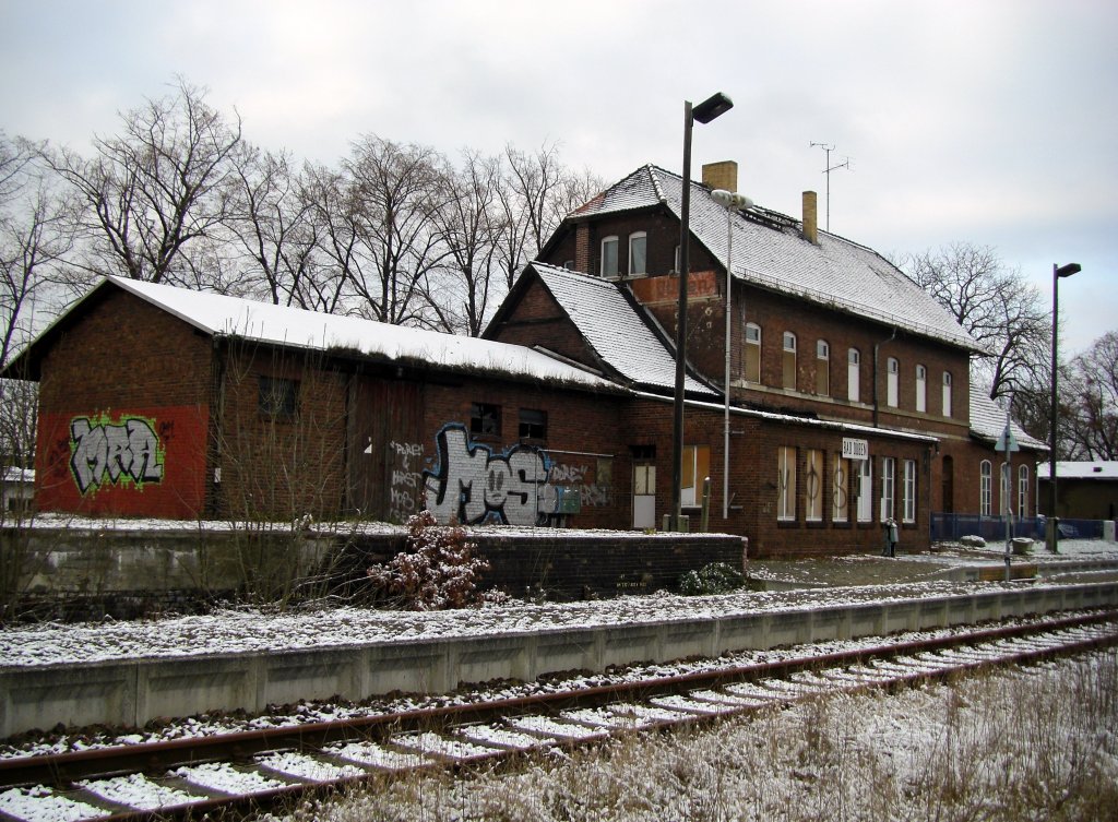 Bahnhof Bad Dben,ein erbrmlicher Anblick,ein gefundenes Objekt fr Vandalen,das scheint niemanden zu interessieren 13.12.2009
stillgelegte Strecke Pretzsch-Eilenburg (Heide-Bahn)
