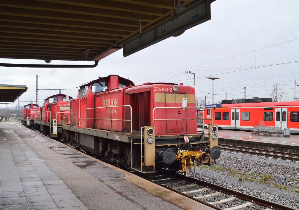 Bahnhof Bad Friedrichshall-Jagstfeld, am Hausbahnsteig stehen drei Rangierlokomotiven der Baureihe 294, es sind die 294 681-2, und die 294 851-1 sowie die 294 842-0. Samstag den 15.12.2012