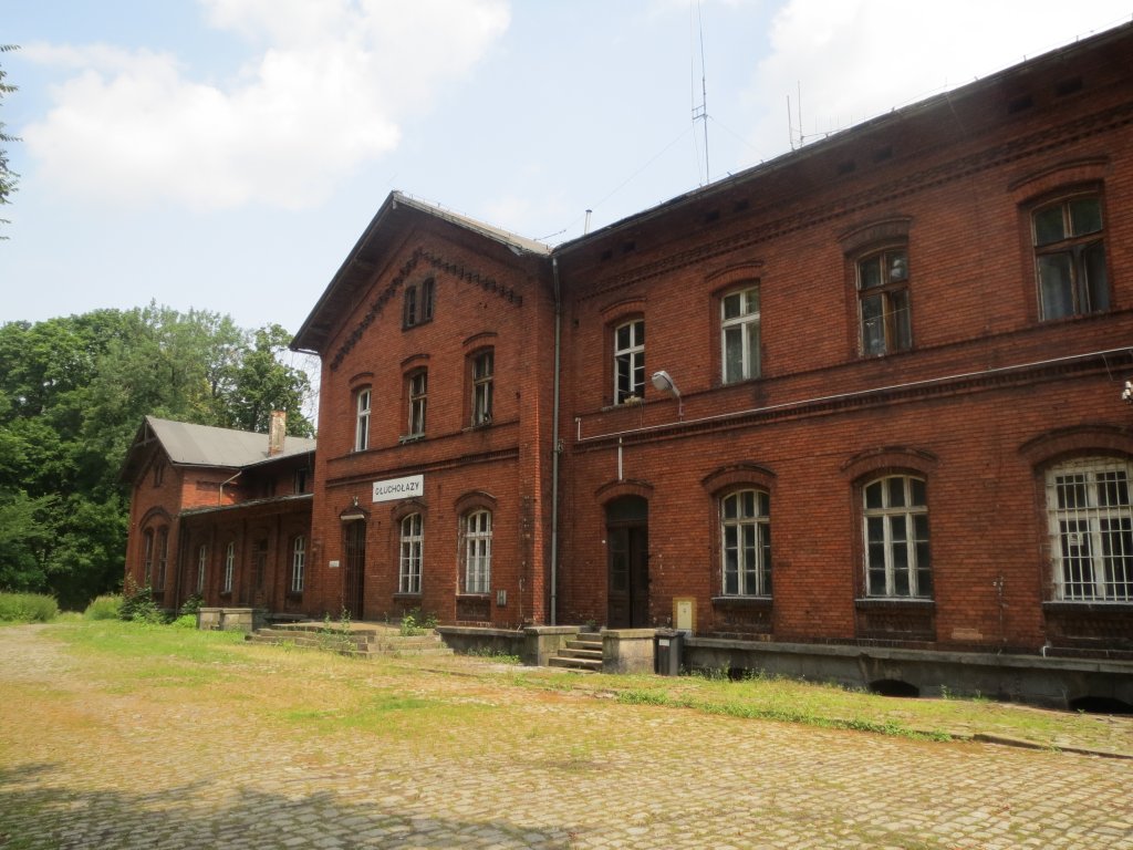 Bahnhof Bad Ziegenhals (Glucholazy) auf polnischem Gebiet. Der Bahnhof wird nur von Zgen der tschechischen Strecke Jgerndorf (Krnov) - Freiwaldau (Jesenik) angefahren. Aufnahme vom 14. Juli 2013