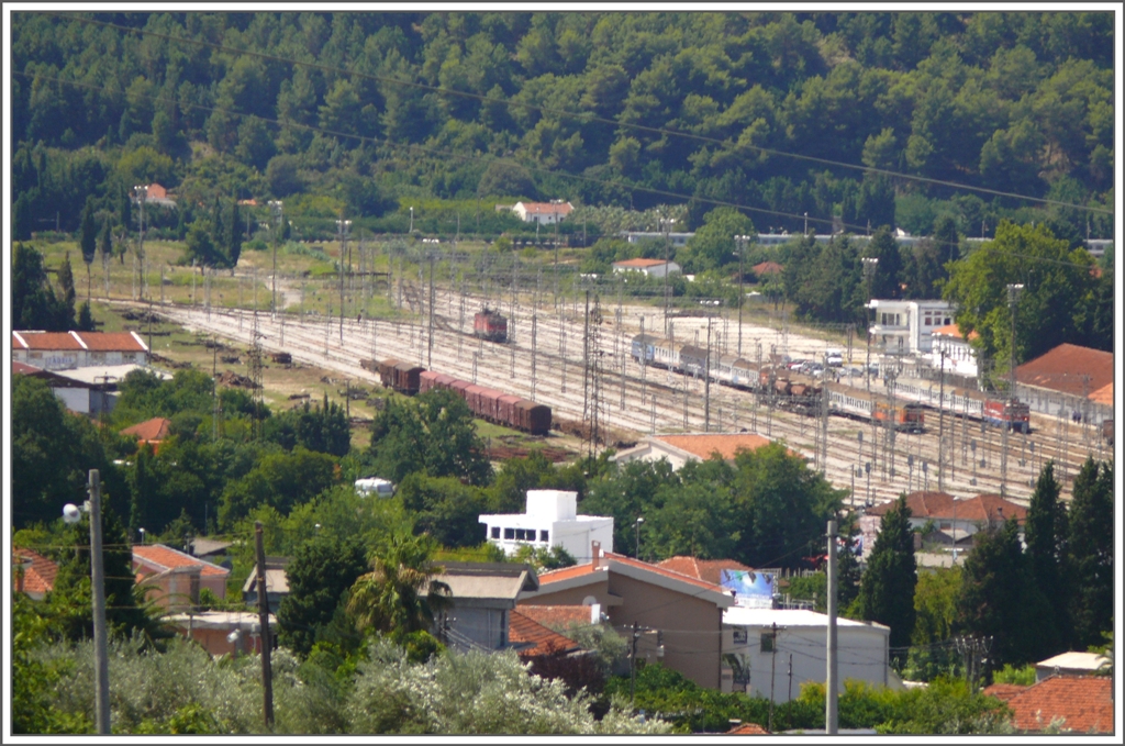 Bahnhof Bar fotografiert von dr alten Passstrasse nach Virpazar. Der Nachtschnellzug steht noch am Bahnsteig und die serbische Lok macht sich auf den Weg ins Depot ganz im Hintergrund. (08.08.2010)