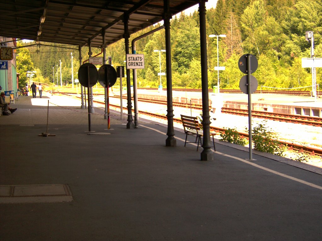 Bahnhof Bayrisch-Eisenstein, Hier ging der  Eiserne Vorhang  mitten durch das Bahnhofsgebude und Gleisanlagen - ein Schild und eine Plastekette sind brig geblieben - toll !!