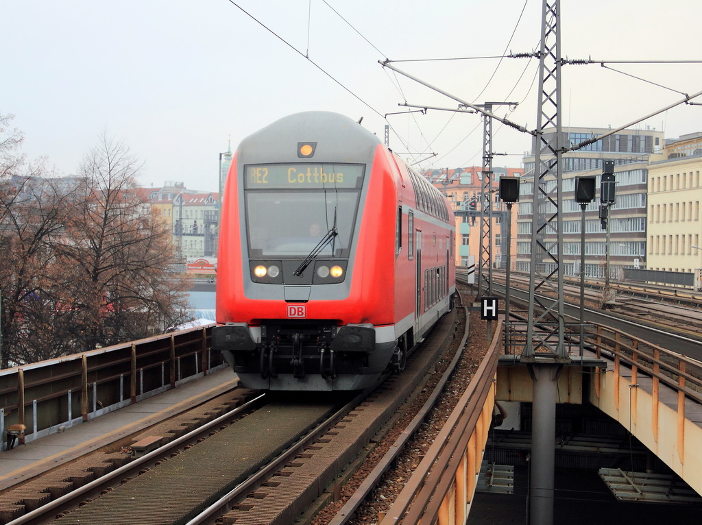 Bahnhof Berlin Alexanderplatz 21. November 2012, Einfahrt RE 2 (RE 37411)  von Wittenberge nach Cottbus mit der Schublok 182 007.