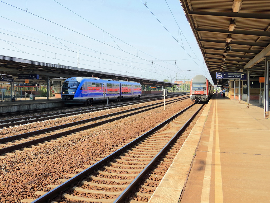 Bahnhof Berlin Flughafen Schnefeld am 25. Juli 2012, auf Gleis 3 steht der ETCS Vorfhrtriebwagen  Siemens Trainguard  (PZB 527 101-0 bestehend aus 9580 0642 800-6 D PREU VT 1.5 und 9580 0 642 300-7 D PREU) und auf Gleis 4 eine unbekannte 143 mit dem RE 7  (RE 18250) nach  Wnsdorf-Waldstadt.