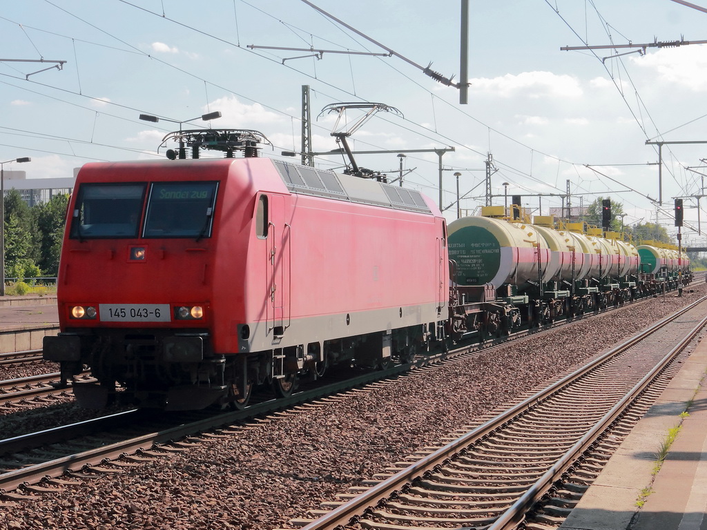 Bahnhof Berlin Flughafen Sch�nefeld am 01. August 2012, Durchfahrt  145 043-6  mit einem Zug Kesselwagen die laut UN Nummer alle mit  Phosphor beladen waren.