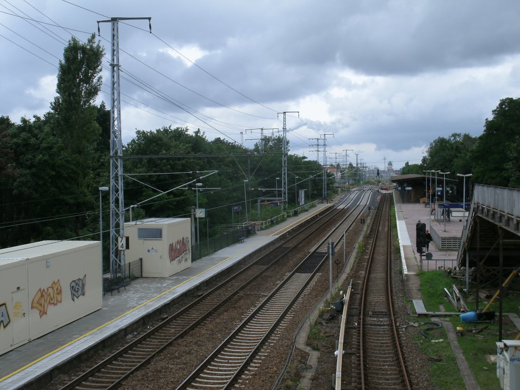 Bahnhof Berlin Karlshorst,am 14.Juli 2012,in Richtung Zentrum.Links der RE Bahnsteig fr die Zge Richtung Osten.Rechts die Bahnsteige fr die S-Bahn.