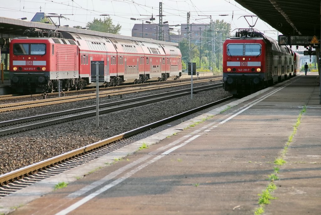 Bahnhof Berlin Schnefeld Flughafen am 18. August 2011, auf Gleis  3 steht  zur Abfahrt bereit 143 072-7 mit dem RE 7 (RE 18731) nach Dessau Hauptbahnhof und auf Gleis 6  143 251-7 mit dem RB 14 (RB 18930) nach Nauen
