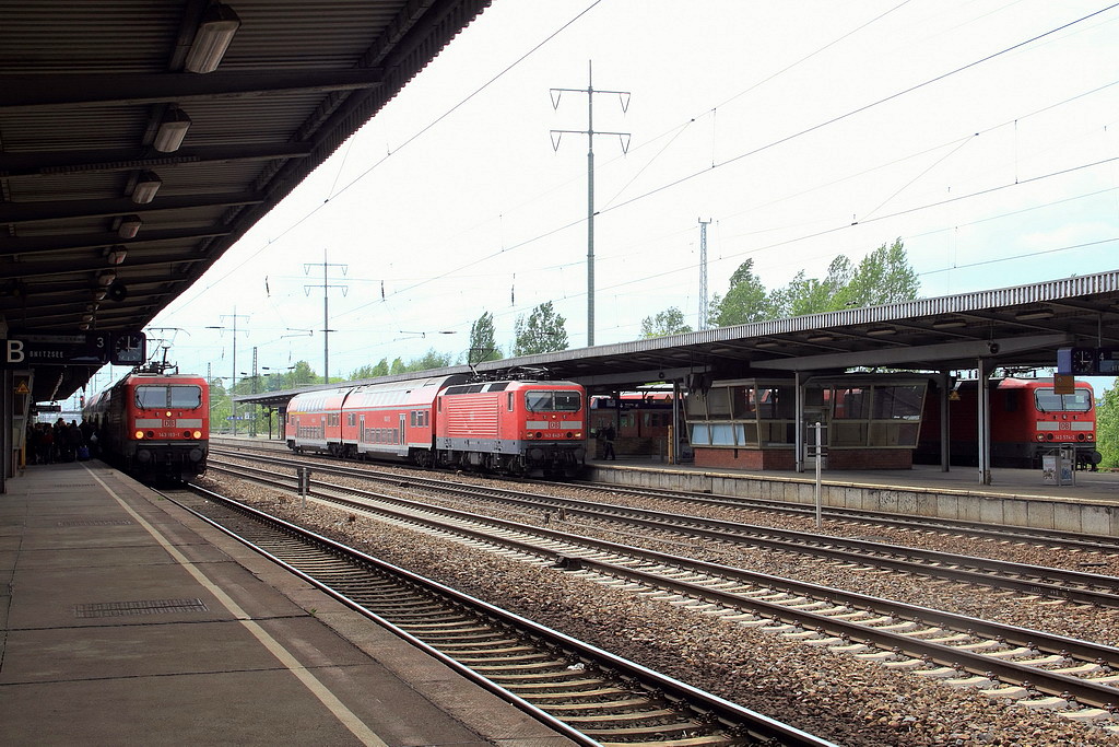 Bahnhof Berlin Schnefeld Flughafen am 09. Mai 2012 –  der Bahnhof der sicher auch ber den 03. Juni 2012 als Regionalbahnhof  weiter genutzt wird.

Auf Gleis  3 steht  zur Abfahrt bereit 143 193-1  mit dem RB 22 (RB 28821) nach Potsdam Griebnitzsee, auf Gleis 6  steht 143 574-2 mit dem RB 14 (RB 18922) nach Nauen und auf Gleis 04 steht 143 642-7 mit dem RB 14 (RB 28759)  nach Senftenberg  
