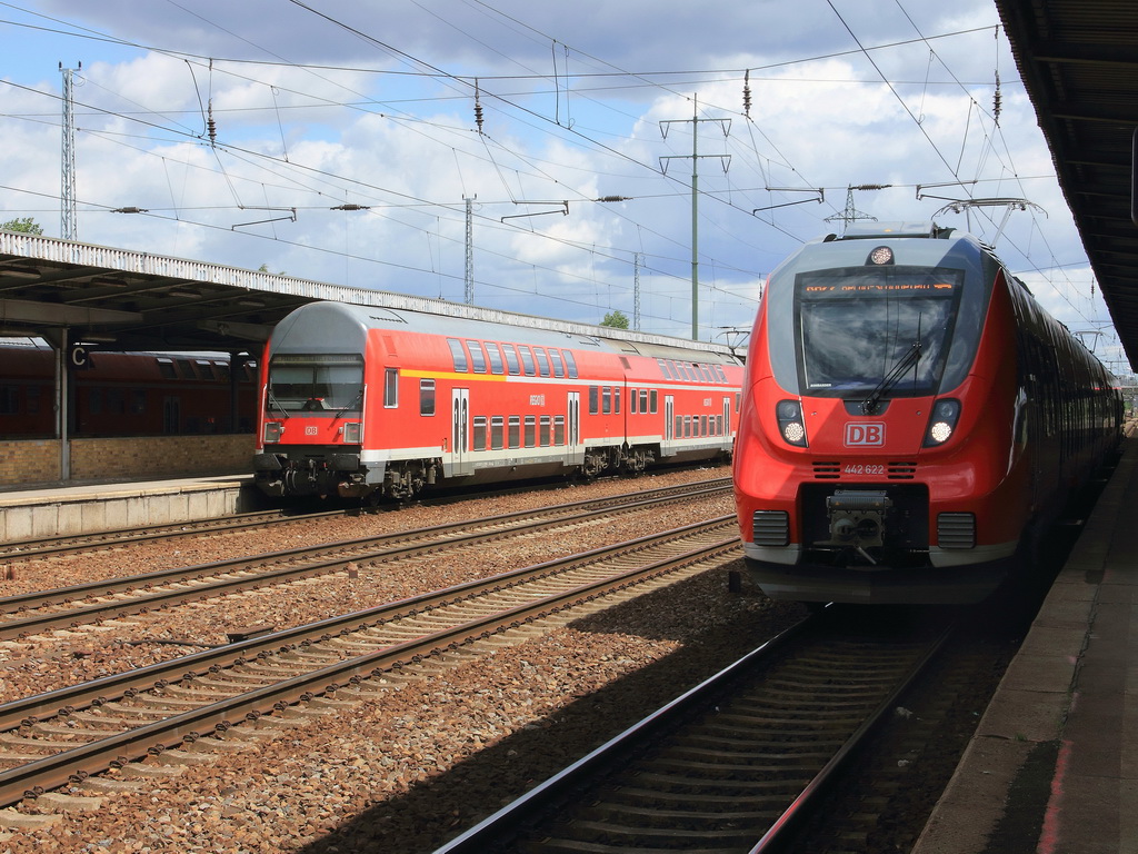 Bahnhof Berlin Schnefeld Flughafen am 02. Juni 2012, an diesem Tag wurde 442 622 mit 442 624 als RB 22 eingesetzt. Hier steht die Einheit am Gleis 3. Am anderen Bahnsteig stehen zur Abfahrtbereit am Gleis 6  RB 14 nach Nauen und am Gleis 4 RB 14 nach Senftenberg.