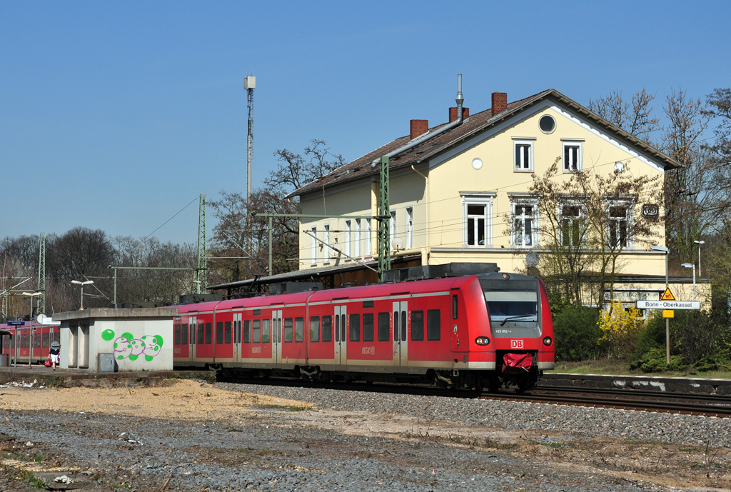Bahnhof Bonn-Oberkassel mit 425 092-4 RE8 nach Koblenz - 26.03.2012