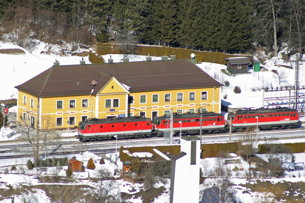 Bahnhof Breitenstein mit 1144.218+1142.668+667  21.2.12