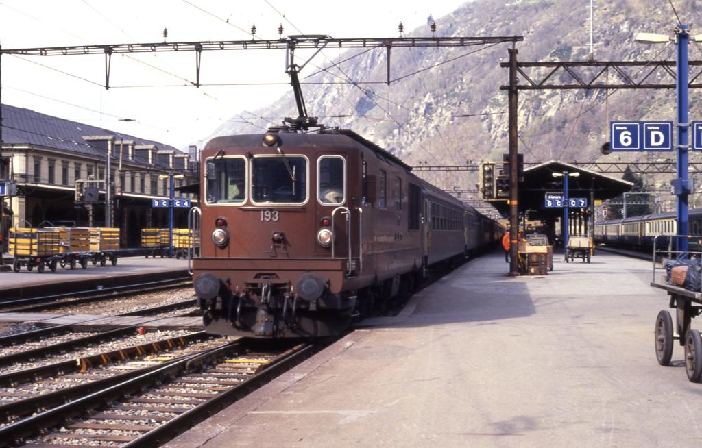 Bahnhof Brig am 26.3.1990.
BLS Lok 193 steht hier um 11.06 Uhr vor dem Schnellzug nach Mailand.
Bei der Einordnung der Lok in das Nummerschema bruchte ich Untersttzung!