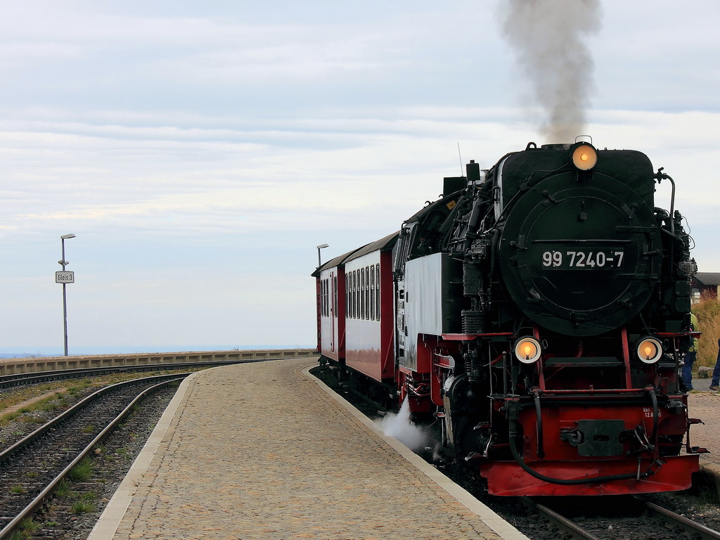 Bahnhof Brocken,  in Hhe von 1125 Meter fhrt 99 7240-7 mit HSB 8923 von Drei Annen Hohne am 22. September 2012 ein.  