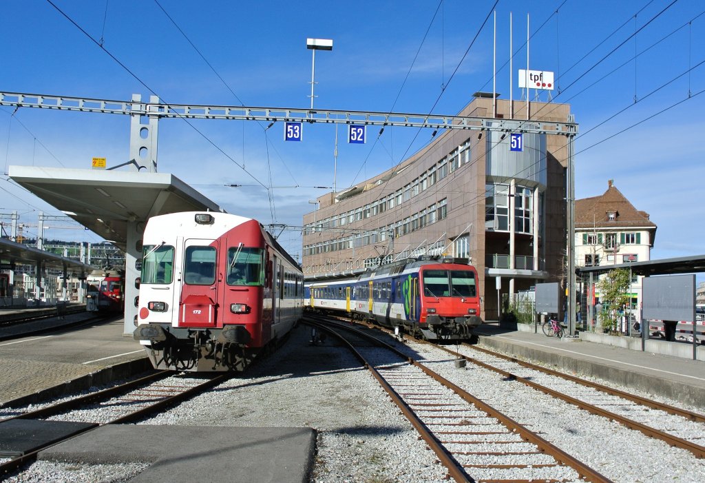 Bahnhof Bulle TPF: ganz links, Regio nach Broc Fabrique (Schmalspur), in der Mitte, der TPF Dipopendel mit dem RBDe 567 172, und rechts SBB NPZ mit dem RBDe 562 001-8 als Ersatz RE 14143, 02.11.2012. Bild wurde hinter dem Prellbock gemacht.