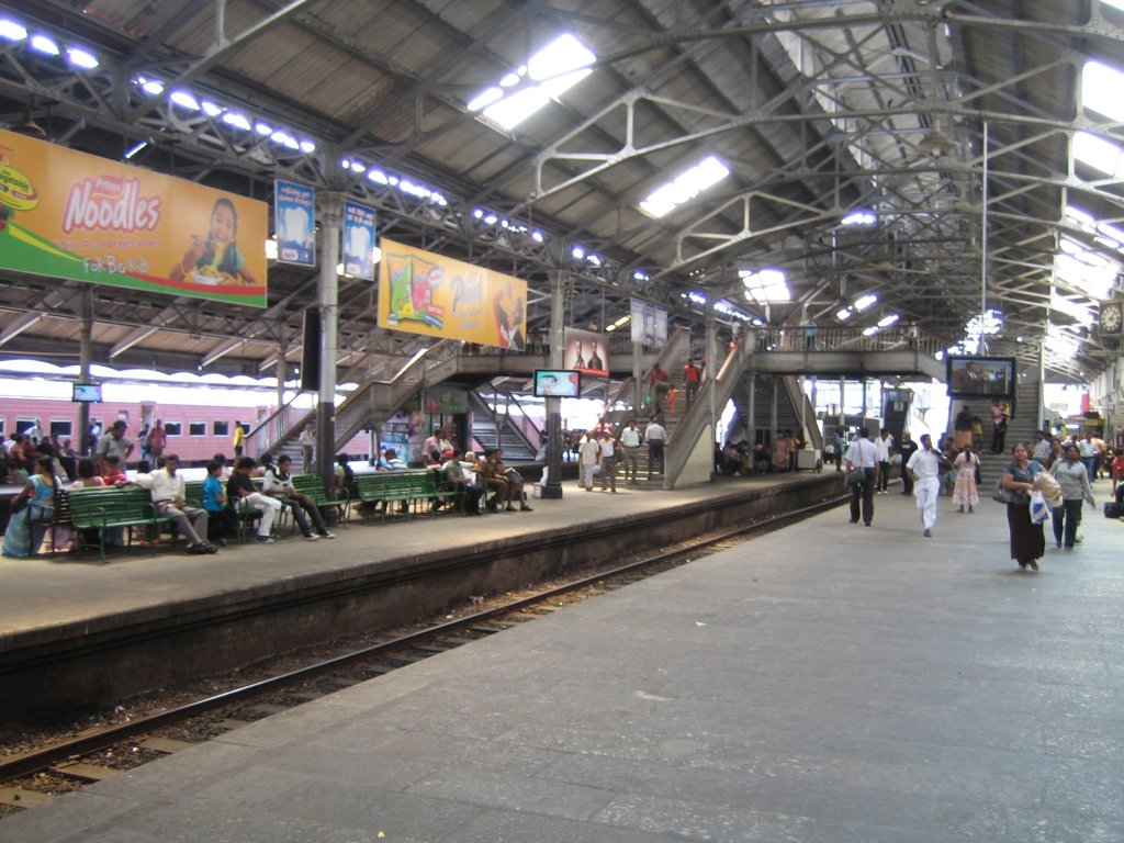 Bahnhof  Colombo Fort , quasi der Hauptbahnhof der Hauptstadt von Sri Lanka. 5 Bahnsteiggleise sind vorhanden.

Der Trubel beim Einsteigen, wenn ein Zug eingefahren ist, ist unbeschreiblich. Die Cleveren laufen ber die Gleise und steigen an der bahnsteigabgewandten Seite ein, whrend die Aussteiger noch die Tren am Bahnsteig blockieren.

01.10.2010, 14:00h