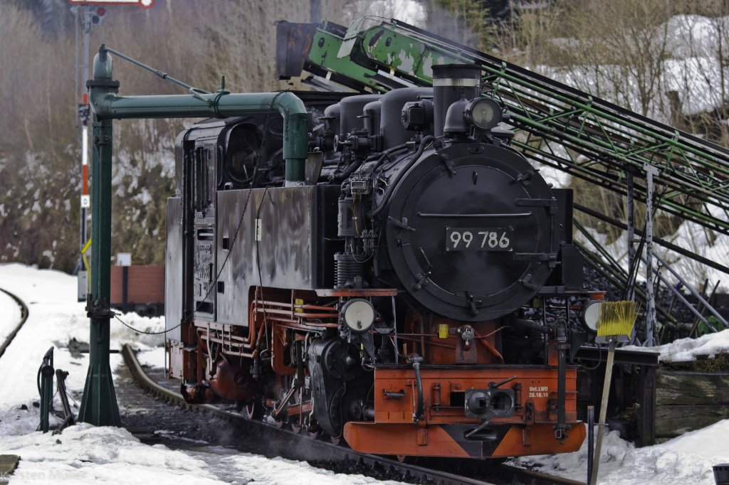 Bahnhof Cranzahl, nachfllen der Betriebsstoffe [07.03.2013]