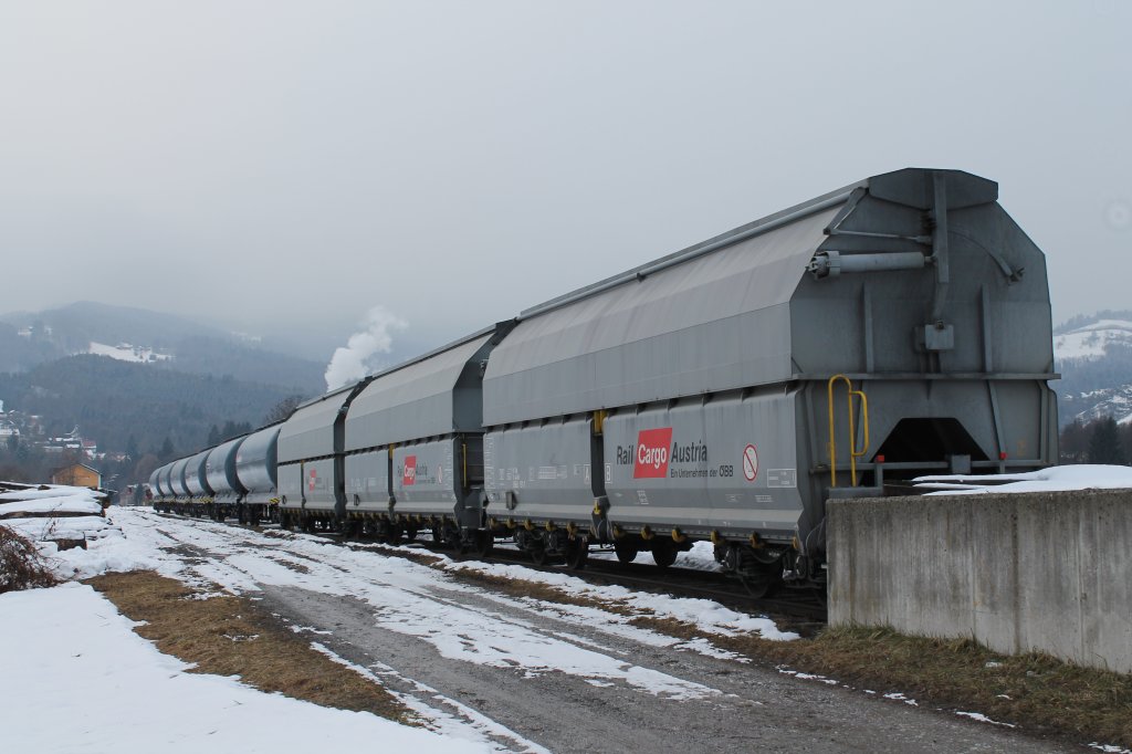 Bahnhof Deutschlandsberg Gleis 5 . Hier zu sehen 8 Gterwagen die auf der Baustelle zum Koralmtunnel  KAT2  zum Einsatz kommen werden /knnen. Die 5 Staubkesselwagen werden durch weitere drei ergnzt werden um den Zement Bedarf zu bewltigen. Damit werden Zge zwischen dem Werk Retznei und der Baustelle gefhrt. Und die drei hinteren Wagen dienen als Ersatz fr die Perlkiestransporte die aus Ungarn zugefhrt werden . 21.02.2013