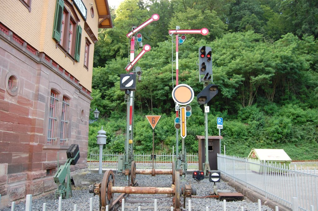 Bahnhof Dillweienstein am 5. August 2013 mit alten Formsignalen.