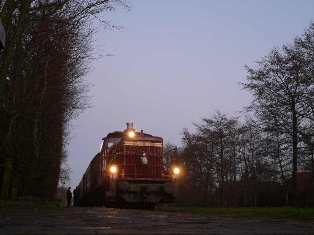 Bahnhof Dornum - V60 062 auf Neujahrsfahrt. Von hier aus geht es ber Westerende, Hage und Schloss Ltetsburg zurck nach Norden. 1.1.2013