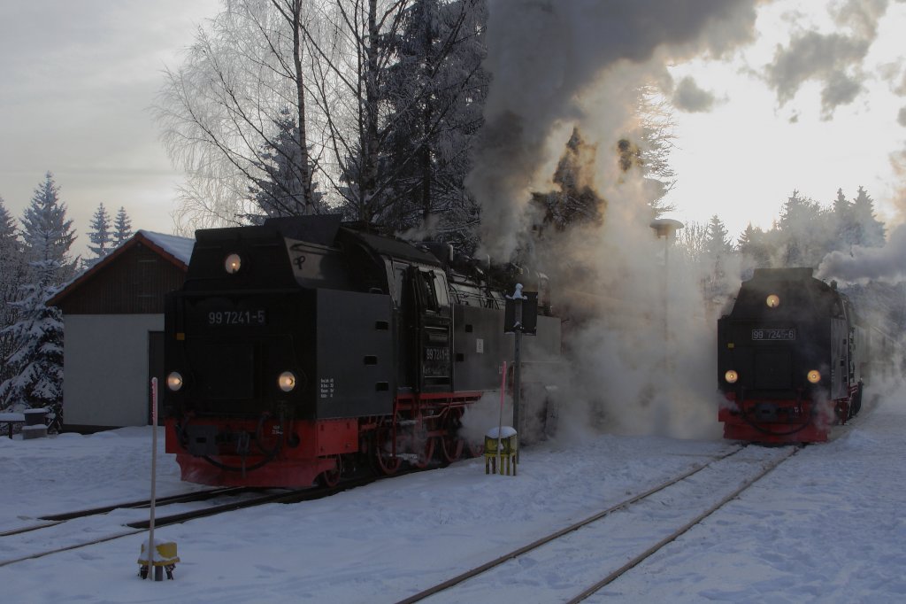 Bahnhof Drei Annen Hohne am spten Nachmittag des 26.01.2013. Links auf Gleis 3 hat 99 7241 gerade P8904 aus Eisfelder Talmhle bernommen, den sie kurz darauf nach Wernigerode bringen wird. Rechts, auf Gleis 2, steht 99 7245 mit dem Sonderzug  Quedlinburger Brockenexpress , ebenfalls mit Fahrziel Wernigerode.