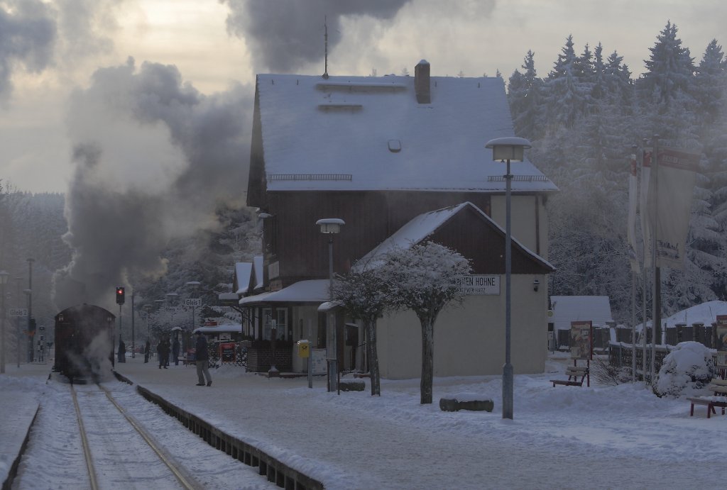 Bahnhof Drei Annen Hohne am spten Nachmittag des 26.01.2013. Auf Gleis 1 steht P8937, kurz vor Ausfahrt in Richtung Brocken.