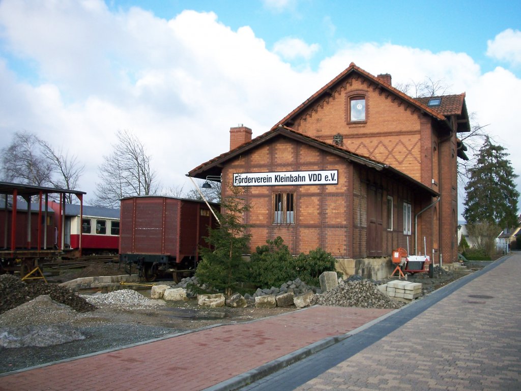 Bahnhof Duingen - Straenansicht des Bahnhofs, der noch vom Frderverein Kleinbahn VDD betreut wird