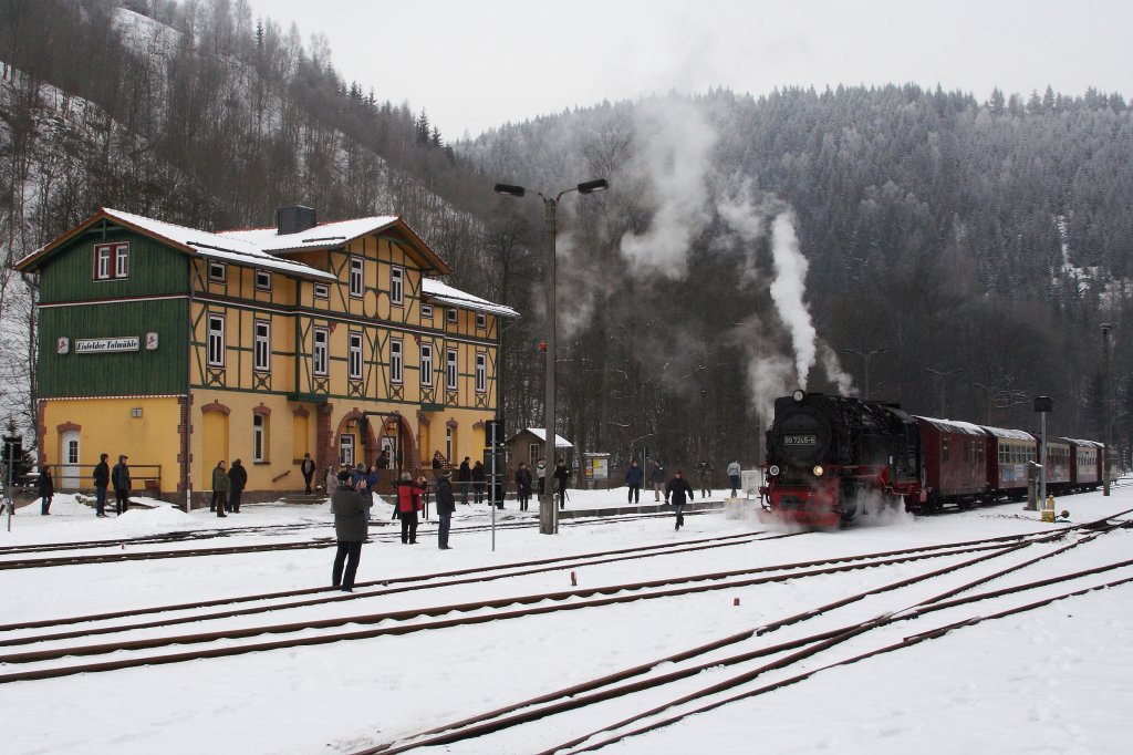 Bahnhof  Eisfelder Talmhle  am 26.01.2013. Am Bahnsteig steht der eben eingefahrene  Quedlinburger Brockenexpress  mit 99 7245 an der Spitze.