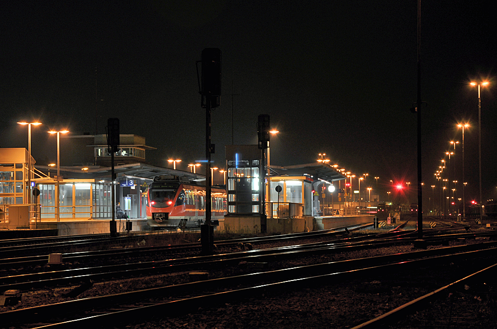 Bahnhof Euskirchen nachts, mit BR 644 auf Gleis 3 - 21.03.2013