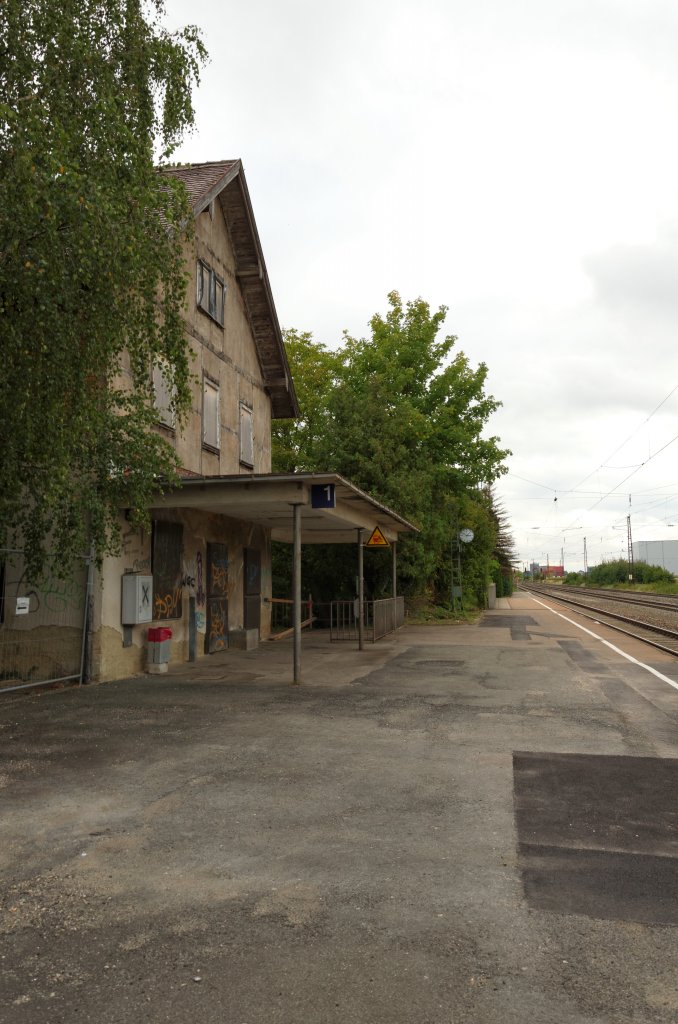 Bahnhof Gersthofen, Gleisseite. Der Bahnhof ist jetzt im Besitz der Stadt Gersthofen. Noch offen ist, ob er renoviert oder abgerissen wird. 15.08.2012