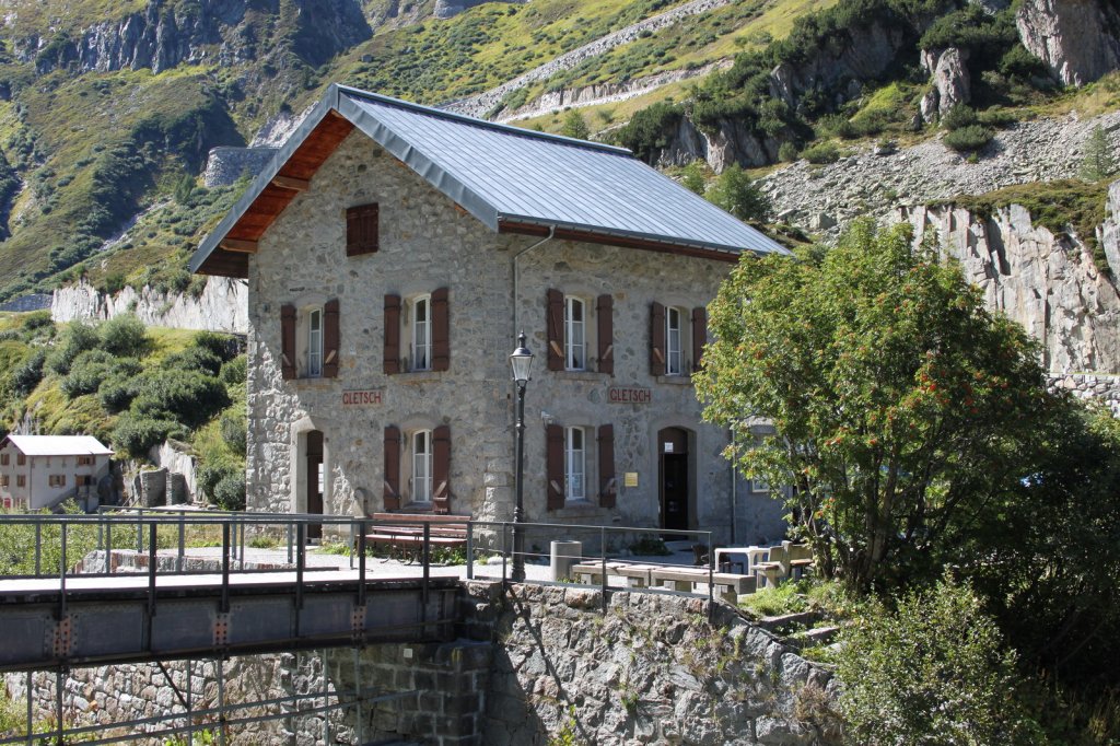 Bahnhof Gletsch(1762m..M.)der Furka Dampfbahn ex.BFD,FO.Im Vordergrund die Brcke ber die Rhone(812km)Gletsch 28.08.11