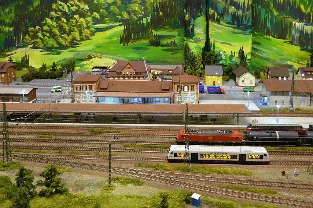 Bahnhof Hausach auf der Schwarzwald-Modellbahn, 3.10.11

Das groe Haus gegenber dem Bahnhof, wo mehrere Feuerwehr-Leitern zu erkennen sind, brannte tatschlich im September 2010 ab, und beschdigte auch das dahinter befindliche Gebude der Schwarzwald-Modellbahn.