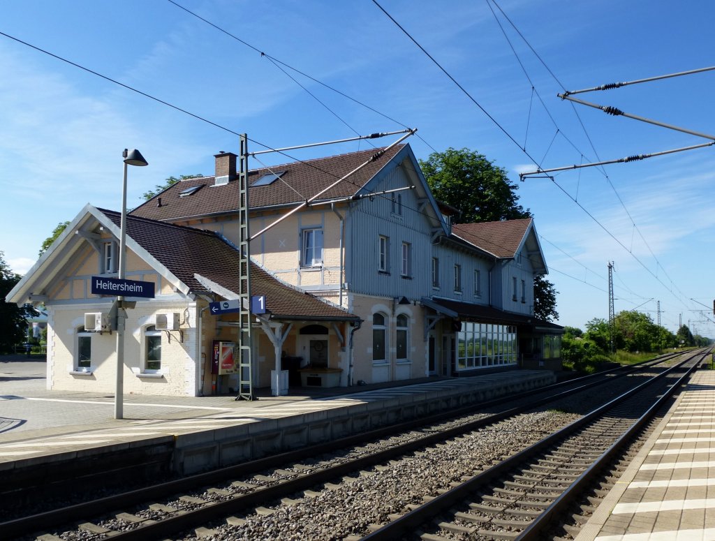 Bahnhof Heitersheim an der Rheintalbahn, von der Gleisseite gesehen, Juni 2013