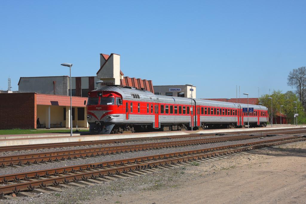 Bahnhof Ignalina in Litauen am 2.5.2012.
Auf dem Weg nach Daugavpils hlt der Dieseltriebzug DR1AMv94299002831-6.