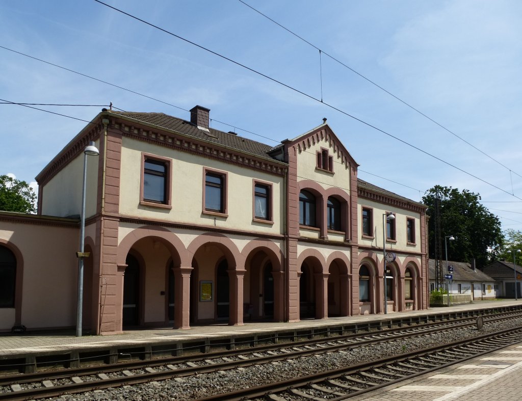Bahnhof Kenzingen an der Rheintalbahn, von der Gleisseite gesehen, Juni 2013