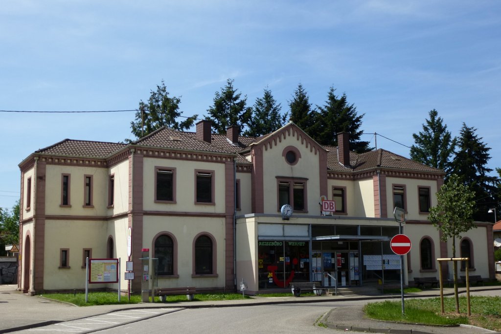 Bahnhof Kenzingen an der Rheintalbahn, von der Straenseite gesehen, Juni 2013