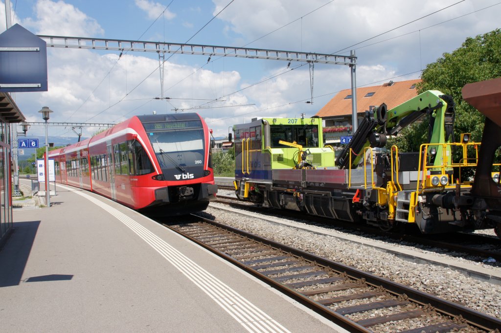 Bahnhof Kerzers am 27.06.2010, BLS RABe 526260 bei der Ausfahrt nach Neuchtel.