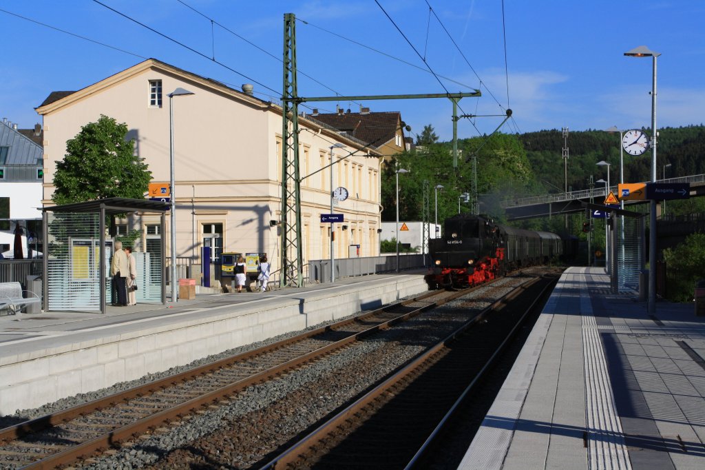 Bahnhof Kirchen/Sieg am 08.05.2011, einfahrend Tender voraus 52 8134-4 mit Sonderzug Siegen - Au/Sieg.