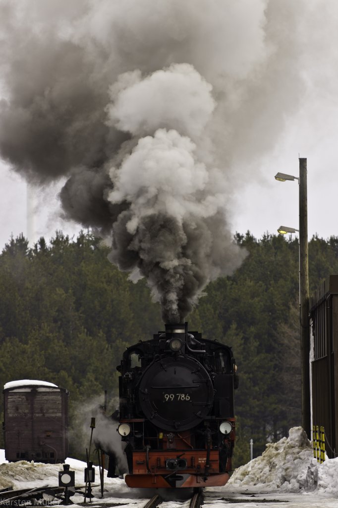 Bahnhof Kurort Oberwiesenthal, Einfahrt mit krftiger Rauchwolke [07.03.2013]