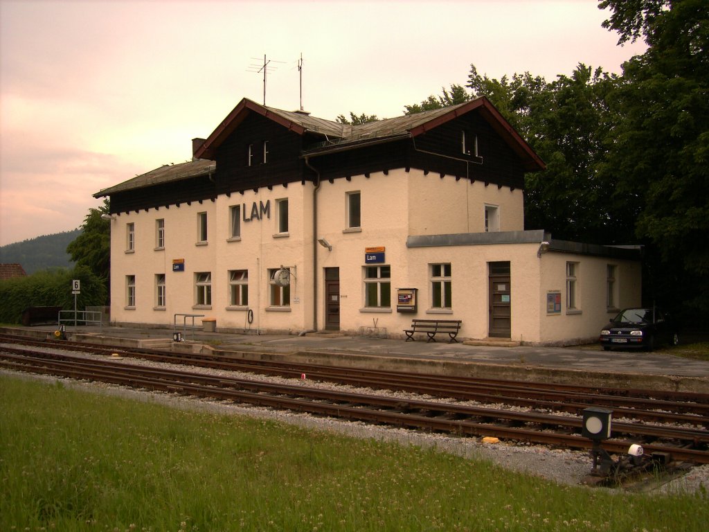 Bahnhof Lam, beschauliche Ruhe, Endpunkt der Strecke Cham - Lam der Regentalbahn 06.2007