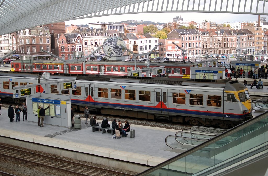 Bahnhof Liege Guillemins mit triebzuge 432 und 595, aufnahme ist von 30.10 2010.