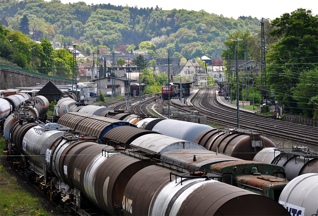 Bahnhof Linz/Rhein mit jeder Menge abgestellter Kesselwagen - 06.05.2013