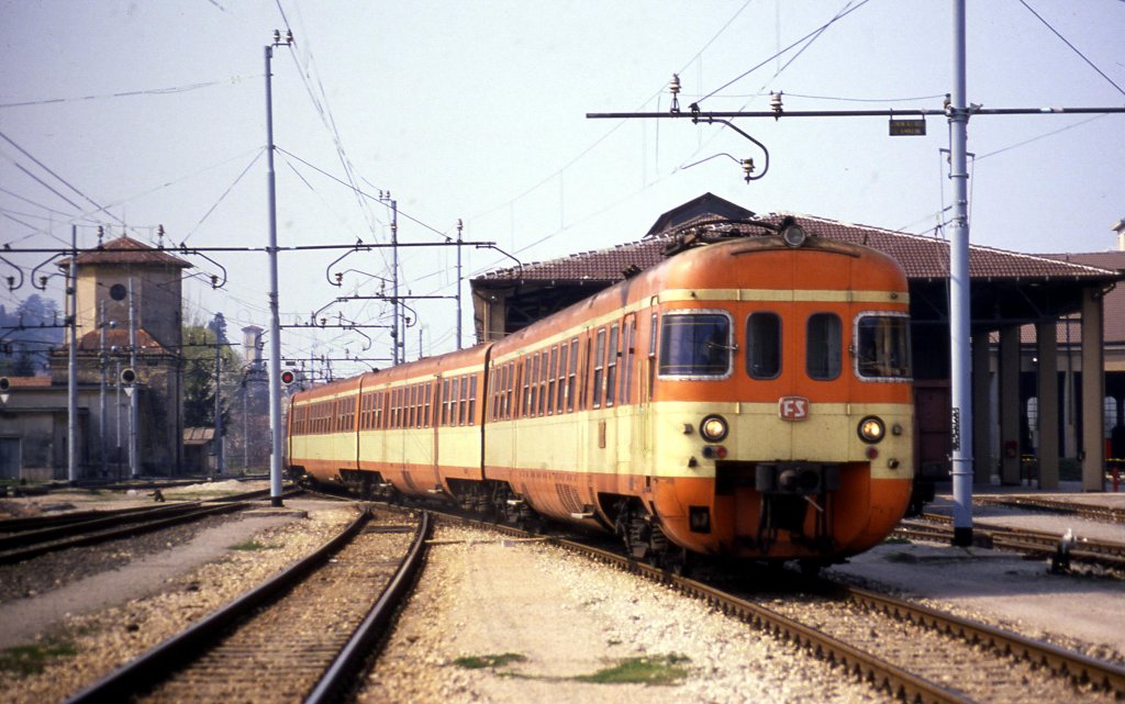 Bahnhof Luino am Lago Maggiore in Italien am 28.3.1990.
Einfahrt des Elektrotriebwagen der FS Ale 801030.