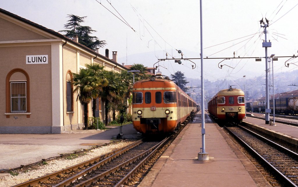 Bahnhof Luino am Lago Maggiore am 28.3.1990.
Elektrotriebwagen links ALe 801030 und rechts 803038.