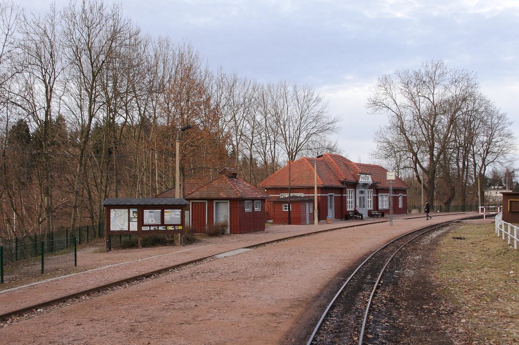 Bahnhof Malter (Gesamtansicht), aufgenommen von der Plattform des letzten Waggons von P5006 mit Fahrtrichtung Dippoldiswalde am Nachmittag des 31.12.2012. Direkt links neben dem Bahnhof befindet sich der Stausee der Talsperre Malter.