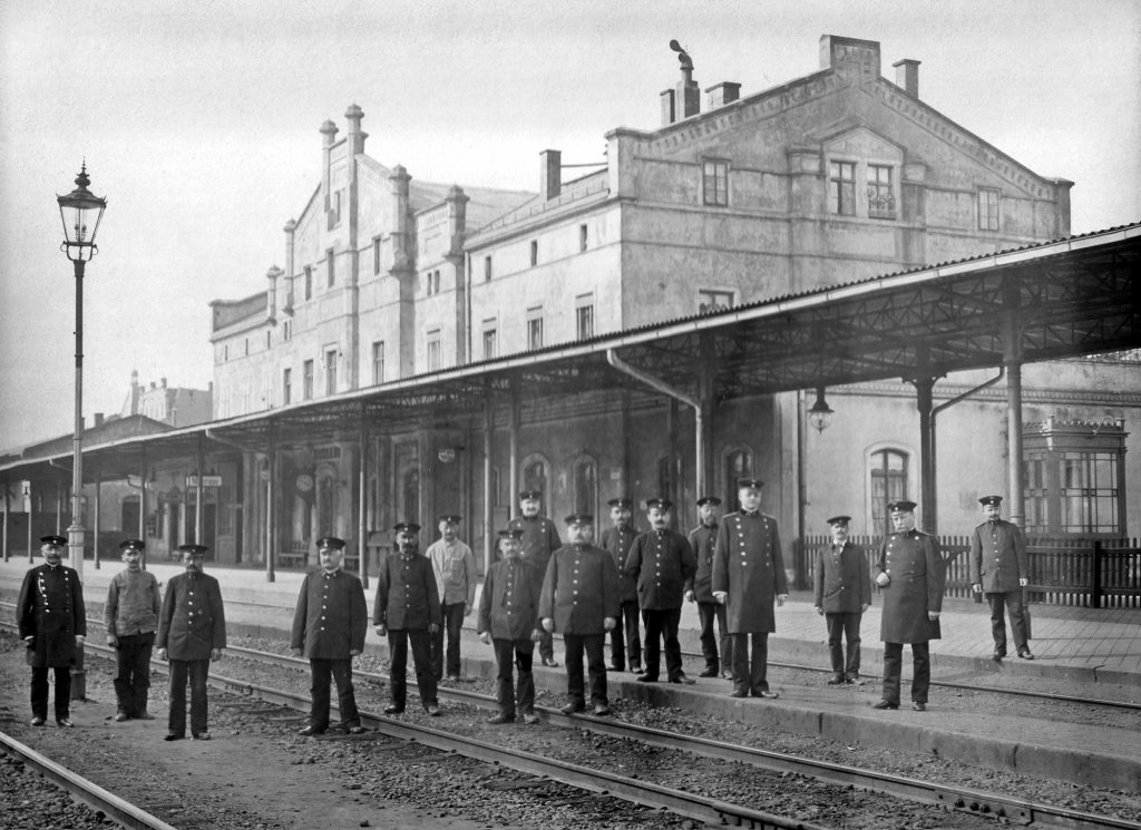 Bahnhof Meerane / Sachsen, Zustand 1908.
Originalaufnahme aus den Bestnden meines Onkels Max Triller, Meerane.
Das Bild wurde vom rtlichen Fotografen aufgenommen und stellt das Bahnpersonal zur damaligen Zeit im Bahnhof Meerane dar.
