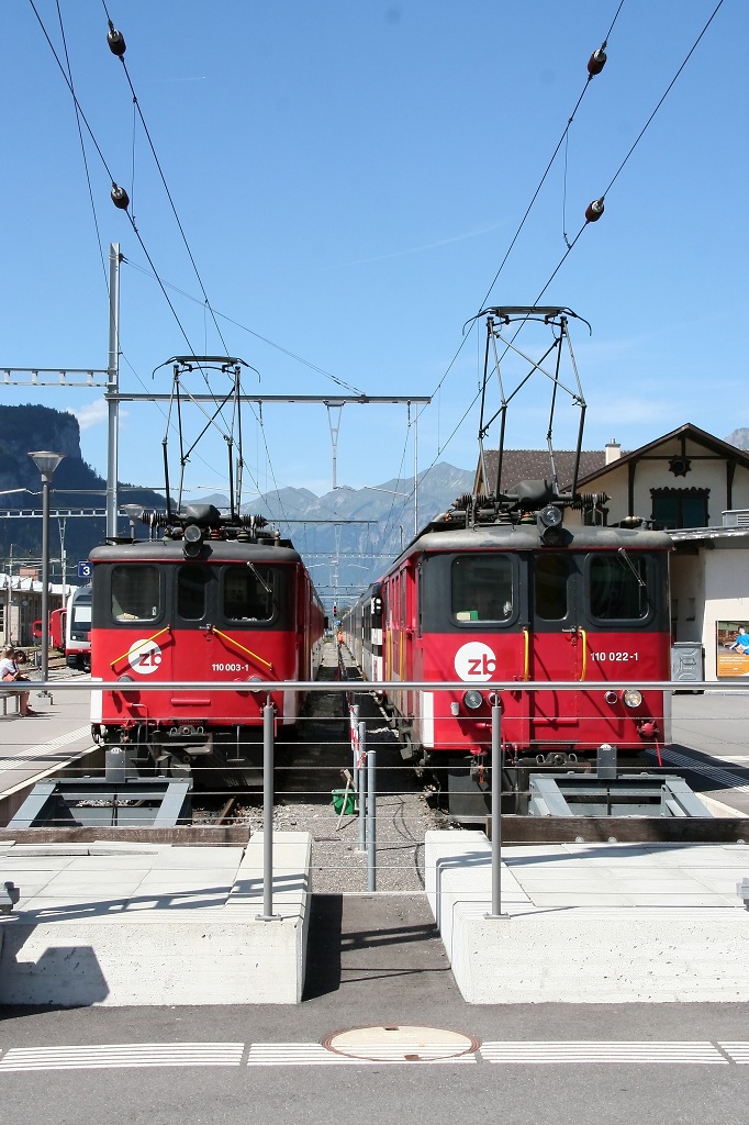 Bahnhof Meiringen 2012. De 110 003-1 mit Zug nach Interlaken Ost und der gerade eingefahrende Golden Pass Panoramic mit De 110 022-1. Heute ist hier Schlu. Frher ging es gerade aus weiter zur Drehscheibe. (15.08.2012)