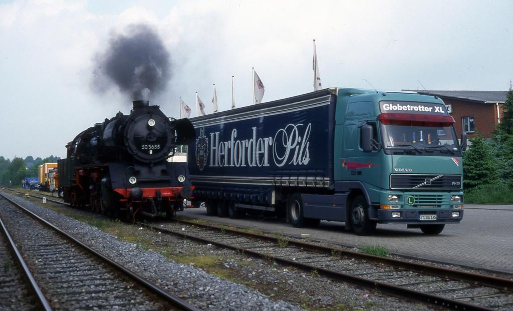 Bahnhof Mettingen - Tecklenburger Nordbahn am 19.5.1997.
Lok 503655 der Eisenbahn Tradition rangiert im Bahnhof und passiert
dabei einen geparkten Sattelzug mit Herforder Pils Werbung einen Volvo
FH 12.