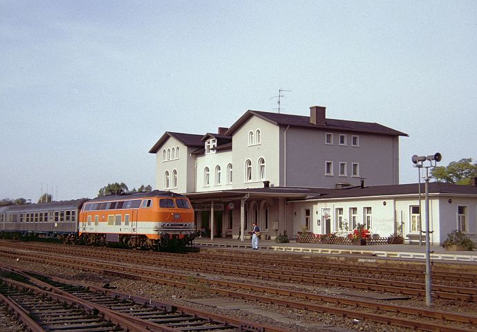 Bahnhof Neheim-Hsten mit 218 142 am 03.05.1992
