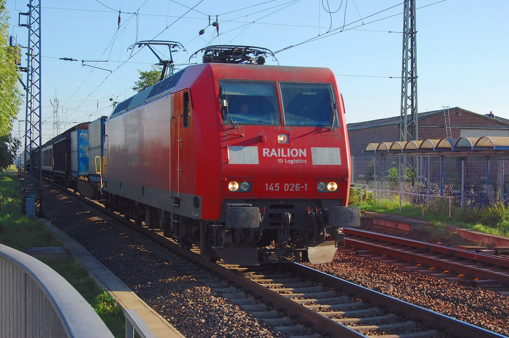 Bahnhof Nievenheim, Lok 145 026-1 hat soeben aus der Rangiergruppe des Bahnhofs ihren Gterzug abgeholt und geht nun auf die Reise. Montag 11.Oktober 2010